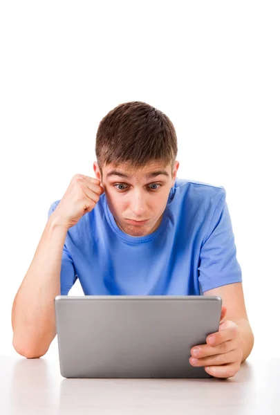 Boze jongeman met een tablet — Stockfoto