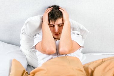 Genç adam bir baş ağrısı hissediyor.