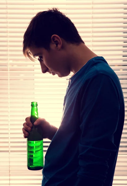 Hombre triste con una cerveza — Foto de Stock