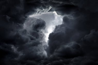 Dramatik bulutlar delik