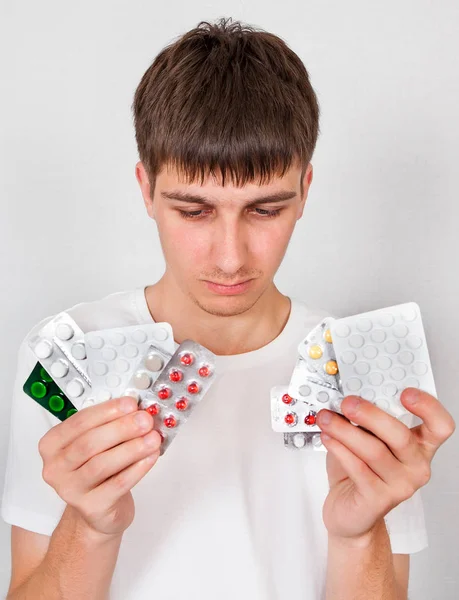 Joven triste con píldoras — Foto de Stock