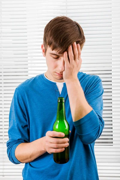 Trauriger Mann mit Bier — Stockfoto