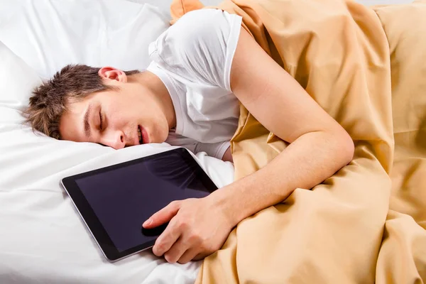 Genç adam uyku bir Tablet ile — Stok fotoğraf