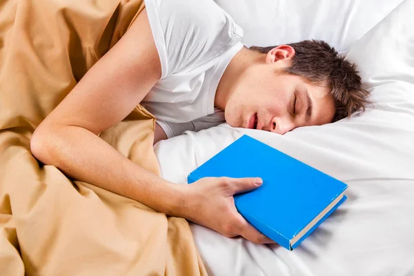 Jeune homme dormir avec un livre — Photo