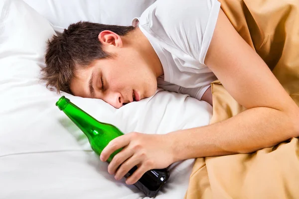 Joven duerme con una cerveza —  Fotos de Stock