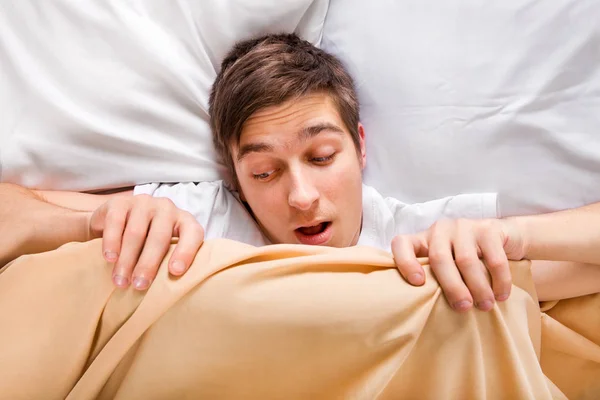 Besorgter Mann im Bett — Stockfoto