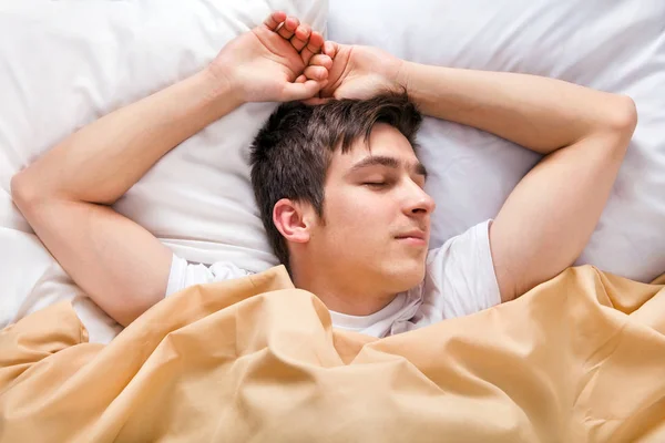 Ung man sover — Stockfoto