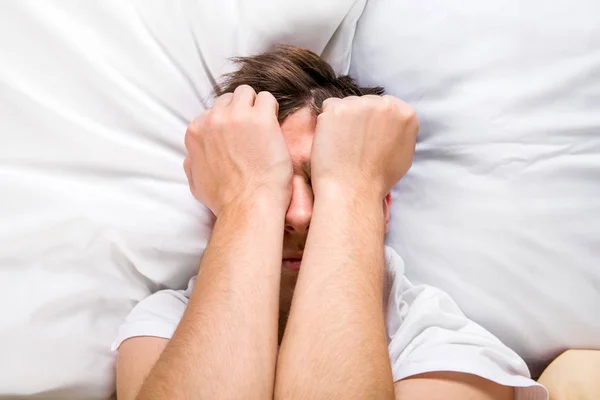 Homem triste na cama — Fotografia de Stock