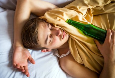Genç adam uyku bir bira ile