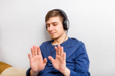 Kulaklıklı genç adam.