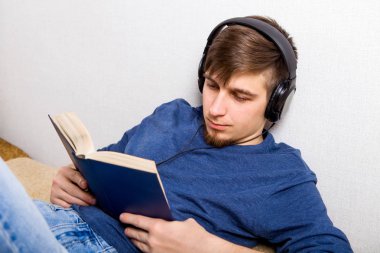 Genç adam bir kitap okumak