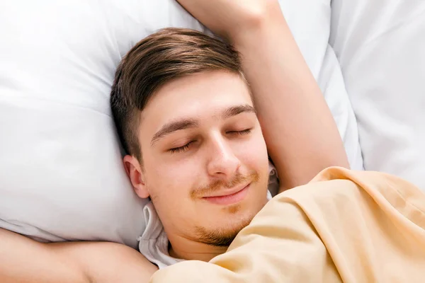 Joven durmiendo. — Foto de Stock