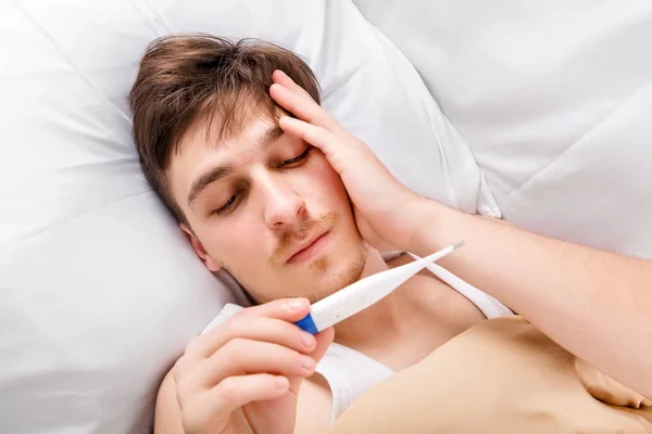 Homem doente na cama — Fotografia de Stock
