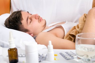 Yatakta hasta adamı