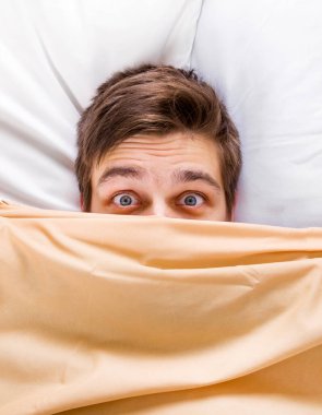 Yataktaki Endişeli Adam