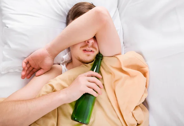 Joven duerme con una cerveza —  Fotos de Stock