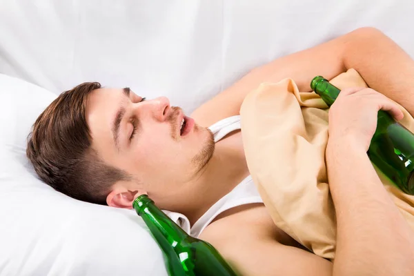Mladý muž spát s pivem — Stock fotografie