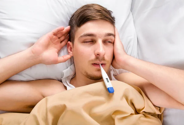 Homem doente na cama — Fotografia de Stock