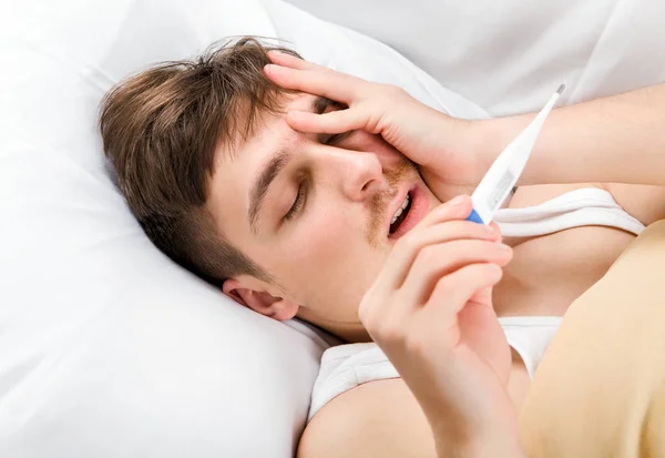 Hombre enfermo en la cama —  Fotos de Stock