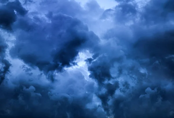 Dramatische Wolken im Hintergrund — Stockfoto