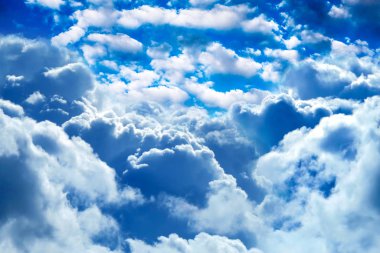 Bulutlar ve mavi gökyüzü