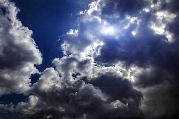 Cloudscape cu o lumină — Fotografie, imagine de stoc