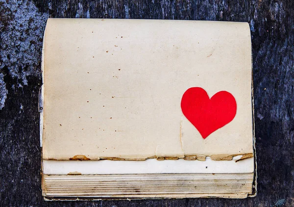 Livro e uma forma de coração — Fotografia de Stock