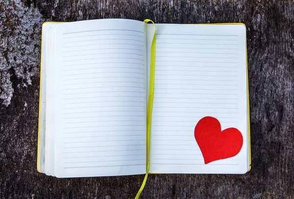 Notatnik i kształt serca — Zdjęcie stockowe
