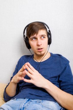 Kulaklık genç adam