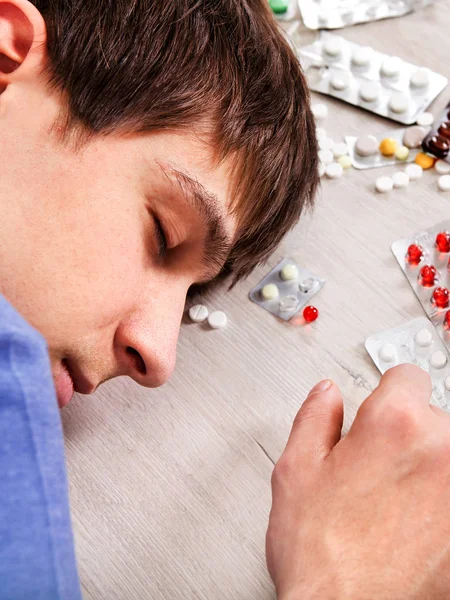 Человек спит с таблетками — стоковое фото