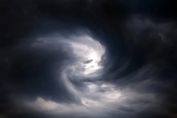 Wazig wervelwind in de wolken — Stockfoto