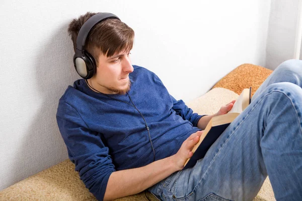 Junger Mann las ein Buch — Stockfoto