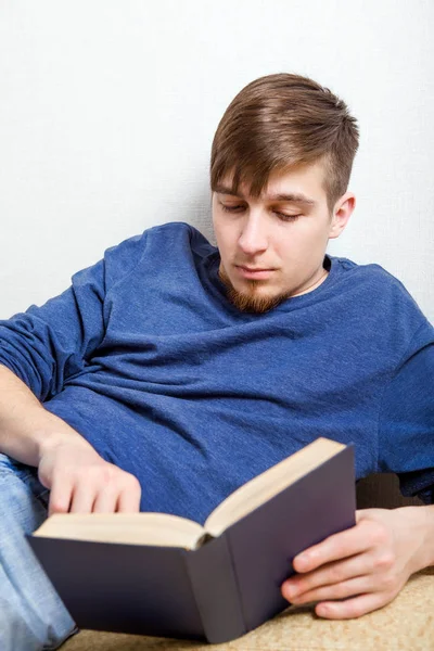 Giovane ha letto un libro — Foto Stock