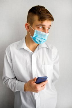 genç adam gribi maske