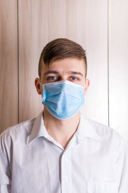 genç adam gribi maske