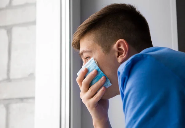 Jovem na máscara de gripe — Fotografia de Stock