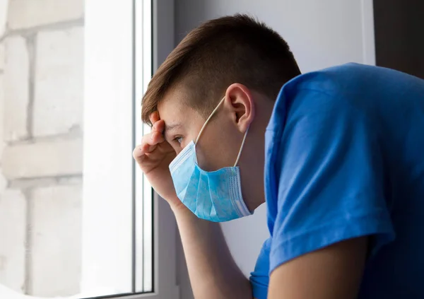 Giovane uomo in maschera influenzale — Foto Stock