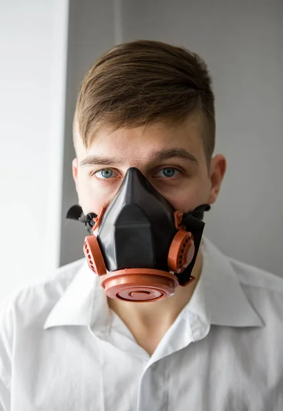 Νεαρός άνδρας στο μάσκα αερίων — Φωτογραφία Αρχείου
