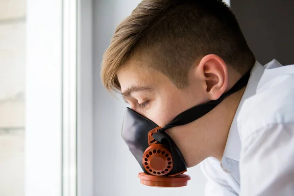 Hombre joven en máscara de gas — Foto de Stock