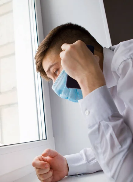 Jovem na máscara de gripe — Fotografia de Stock