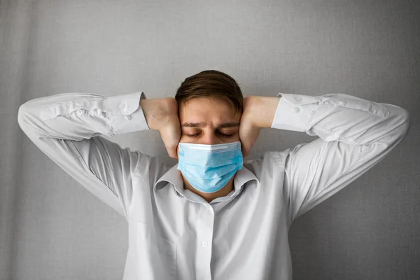 Jovem na máscara de gripe — Fotografia de Stock