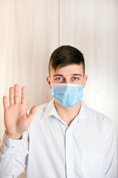 Hombre joven con máscara de gripe —  Fotos de Stock