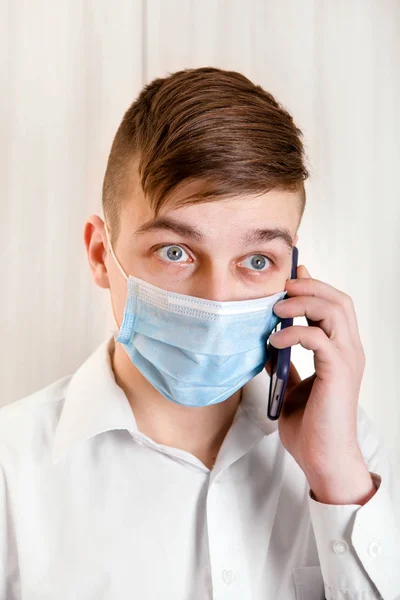 Молодой человек в маске гриппа — стоковое фото