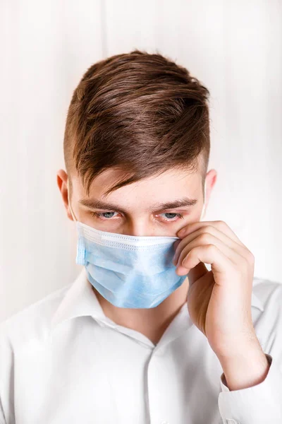 Jonge man in griep masker — Stockfoto