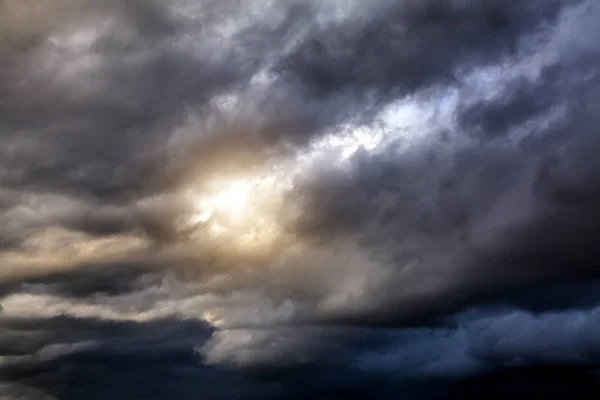 Cloudscape met een licht — Stockfoto