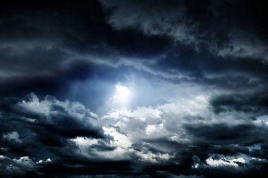 Karanlık ve Dramatik Fırtına Bulutlarında Işık