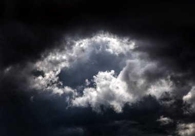 Karanlık ve Dramatik Fırtına Bulutlarında Delik