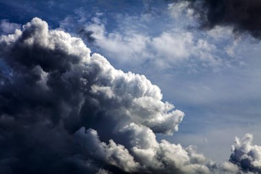 Karanlık ve dramatik fırtına bulutları arka plan