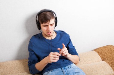 Kulaklıklı Genç Adam Duvar 'ın müziğini dinliyor