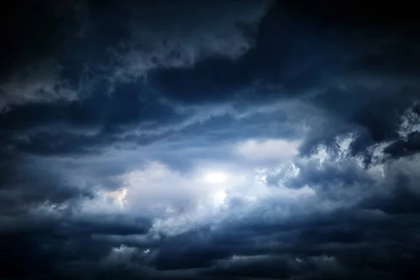 Ljus Mörka Och Dramatiska Stormmoln — Stockfoto